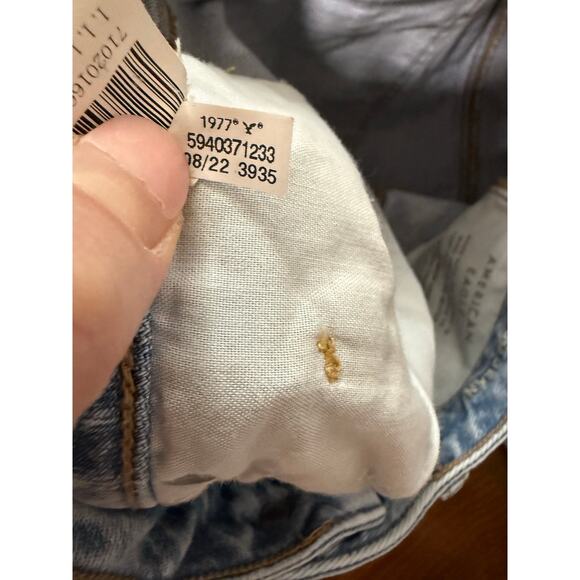 American Eagle Strigid High Rise Mom Jeans Light Wash Casual Minimalist Sz 12 - Picture 8 of 8